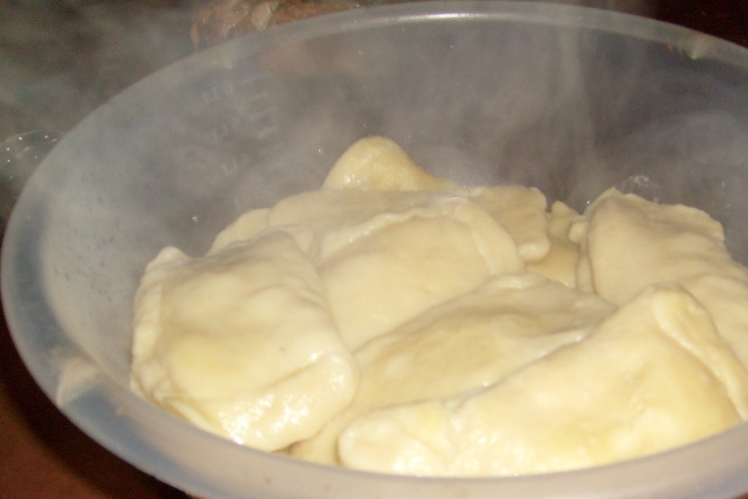 1. Этап. Картофельные зразы отварные: В большую кастрюлю налейте чистую питьевую воду, поставьте её на огонь. Доведите до кипения, а затем по одной бросьте в неё зразы. Отваривайте их в подсоленной воде до готовности (пятнадцать-двадцать минут). Доставайте шумовкой, давая воде стечь.