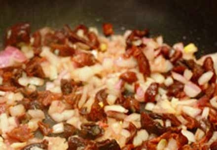 1. Этап. Индейка, фаршированная картофелем и грибами: Размокшие грибы порежем не очень мелко и отправим на сковороду. Обжарим на среднем огне минуты 4- 5. Потом добавляем лук и жарим до золотистого цвета лука.