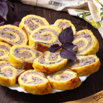 Яичный рулет со свининой и базиликом