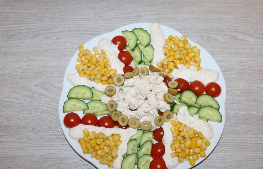 1. Этап. Салат с куриной грудкой и помидорами: Оливки нарежьте кружочками, выложите вокруг курицы.