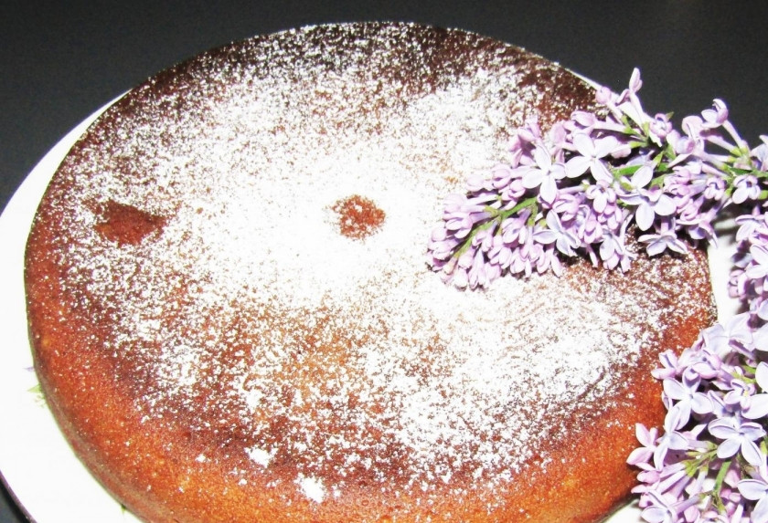 1. Этап. Молочный кекс в мультиварке: 6. Готовый молочный кекс украшаю сахарной пудрой и подаю к столу.