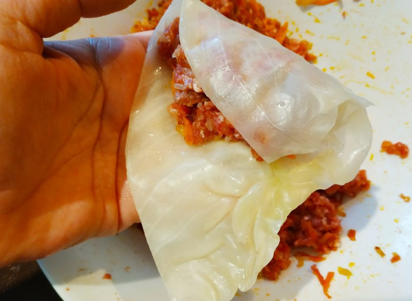 1. Этап. Сарма (турецкие голубцы): На каждый капустный листик положите ложку начинки и заверните конвертиком.