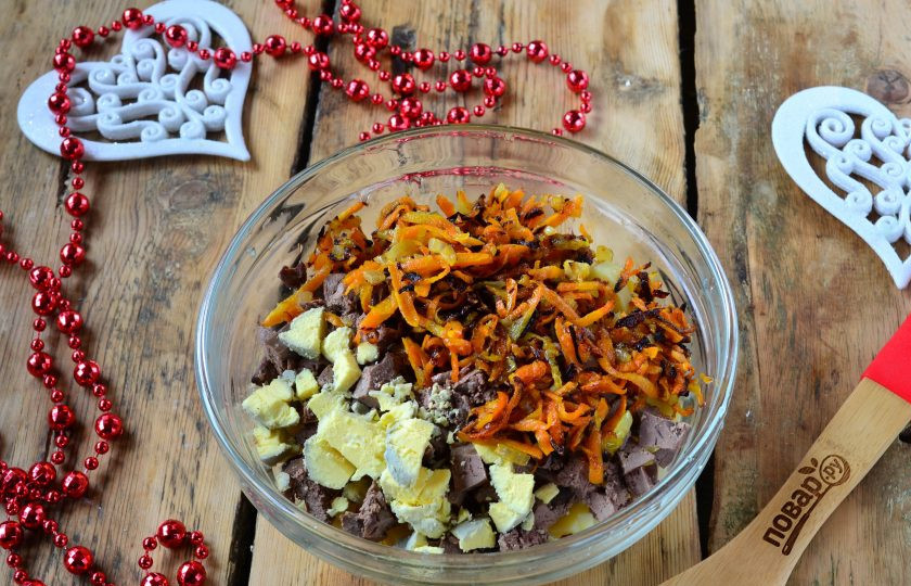 1. Этап. Новогодний салат в Год Собаки: Добавьте обжаренные лук и морковь.