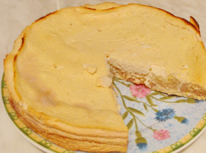 1. Этап. Банановая запеканка с йогуртом: 3. Выливаем в форму, покрыв бананы, и ставим блюдо в разогретую до 200 градусов духовку. Запекаем около 25-30 минут, снизив температуру до 180 градусов. После достаем запеканку и даем ей немного постоять, чтобы можно было беспрепятственно вытащить из формы.