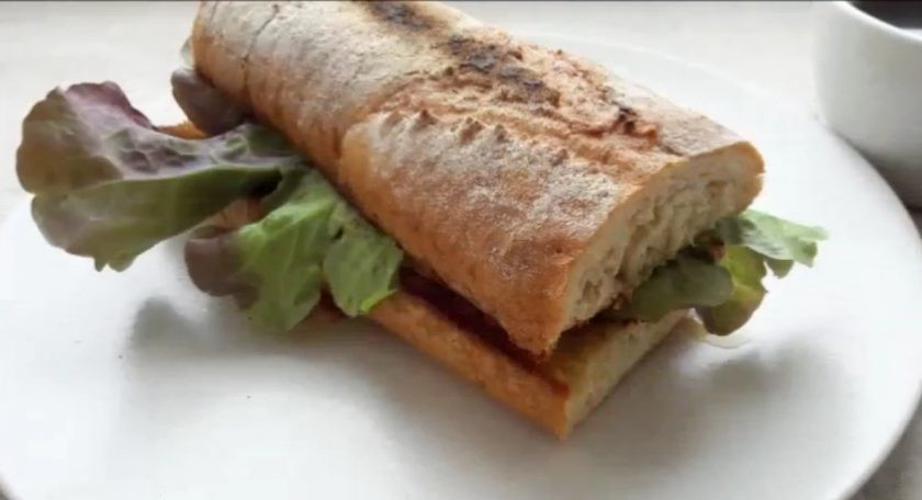 1. Этап. Сэндвич французский по-деревенски: 5. Прикройте сэндвич другим ломтиком хлеба. Приятного аппетита!