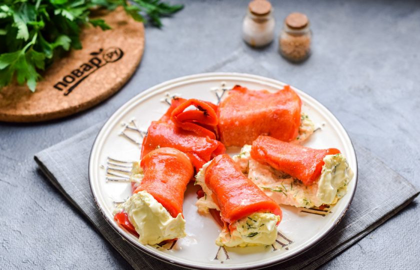 1. Этап. Болгарские рулетики: Сверните заготовки рулетиками и подавайте к столу.