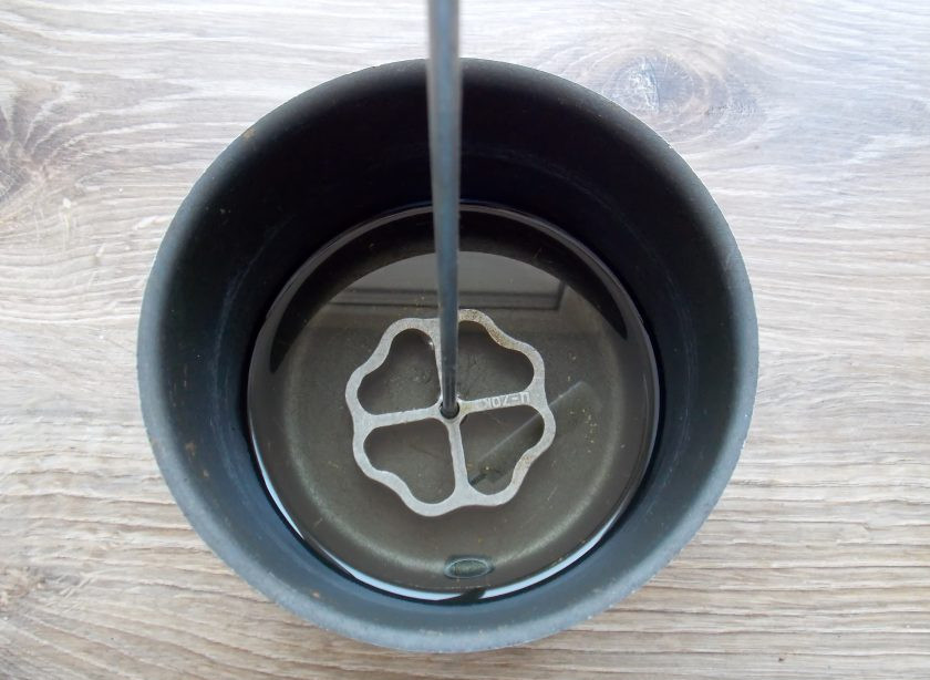 1. Этап. Хворост Ажурный: В кастрюлю налейте растительное масло и поставьте на средний огонь. Поставьте в него формочку и нагрейте. Убавьте огонь до медленного уровня.