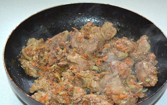 1. Этап. Куриная печень в апельсиновом соусе: 9. И жарьте еще минут 10-15 до полной готовности.