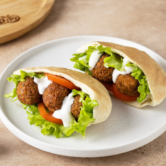 Фалафель в пите с салатом и помидором