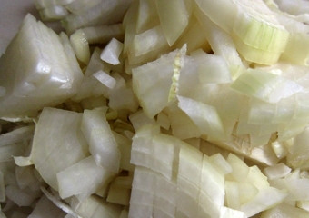 1. Этап. Рассольник с колбасой: Лук мелко порезать.