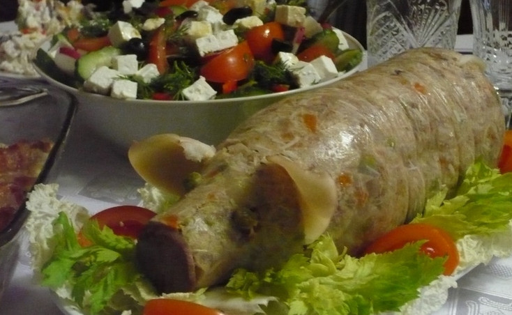 1. Этап. Холодец в бутылке: Чтобы придать холодцу форму хрюшки нужно немного проявить фантазию, оформив ушки, глазки и пятачок из чего-угодно (овощей, колбасы, маслин и т.д.). Приятного аппетита!