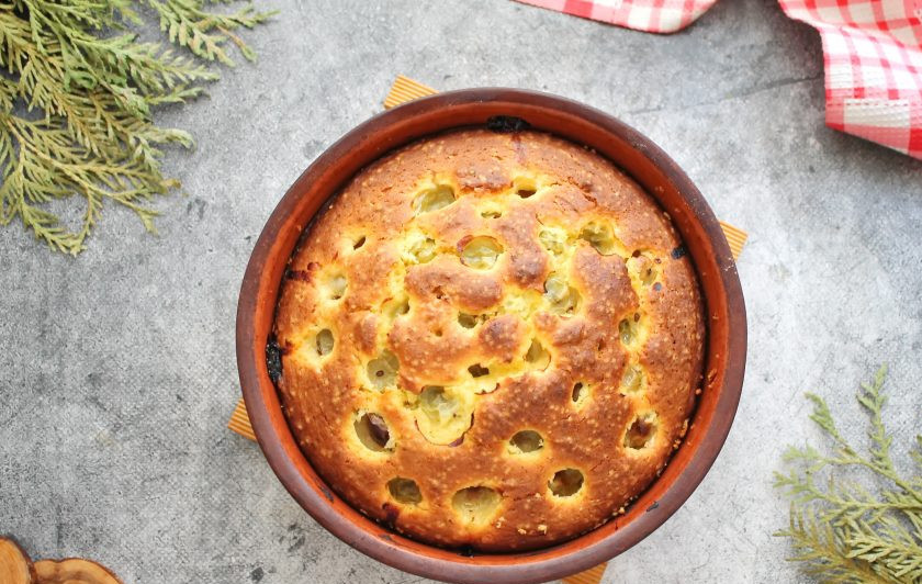 1. Этап. Пирог с крыжовником и творогом: Форму с пирогом поставьте в горячую духовку и выпекайте при температуре 180 градусов в течение 45-55 минут, до готовности. Готовый пирог остудите в форме, достаньте и подавайте к столу.