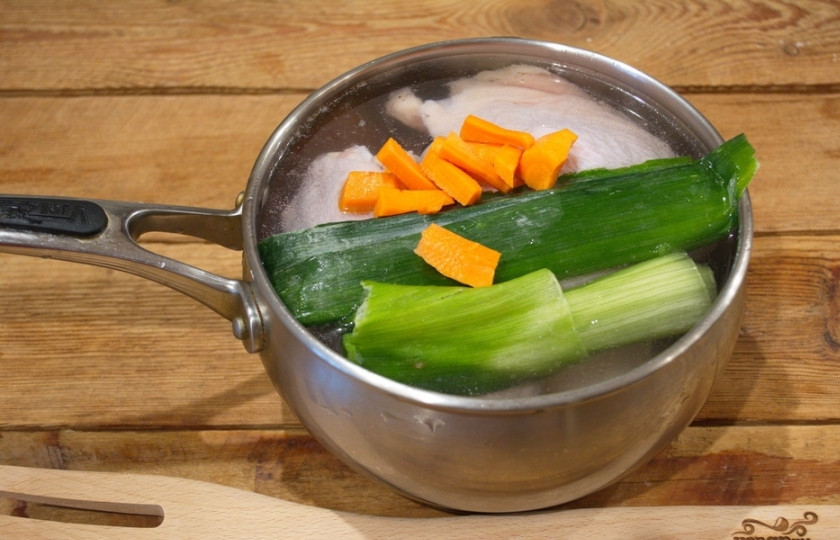 1. Этап. Холодец из индейки: 2. К мясу добавьте морковь, лук-порей, обыкновенный репчатый лук, зубчик чеснока, поставьте всё вариться. Посолите по вкусу, когда мясо начнет кипеть. У кипящего мяса снимите образовавшуюся пенку.