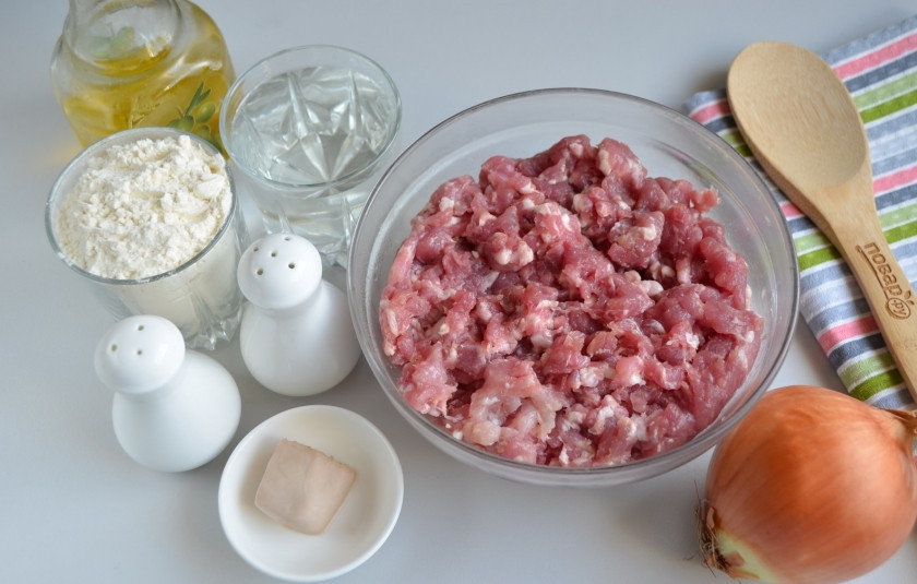 1. Этап. Беляши классические: Подготовьте продукты для беляшей. Жирный кусочек свинины и кусочек говядины перекрутите на мясорубке с крупной решеткой. Лука понадобится одна огромная или две средних. Приступим!