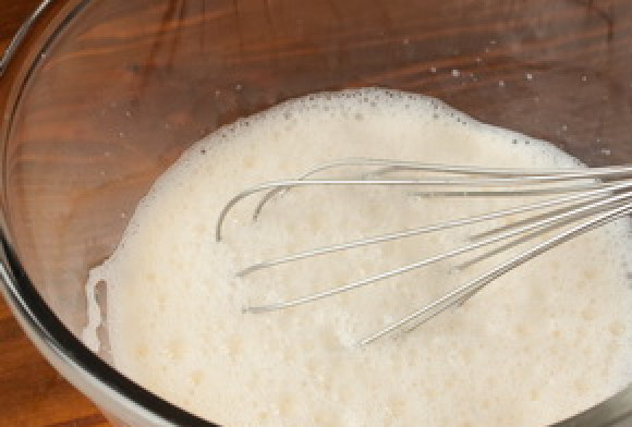 1. Этап. Блины с разрыхлителем: Яйца взбейте с молоком и сахаром.