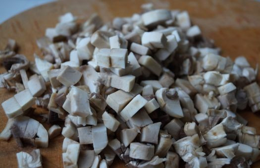 1. Этап. Соус к ребрышкам: Грибы для соуса можно взять любые. У меня шампиньоны. Моем грибы и нарезаем кубиками.