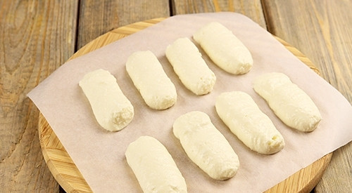 1. Этап. Творожные сырки в домашних условиях: Из получившейся массы сделайте сырки размером в 5 см. Уберите их в морозилку на 1-2 часа.