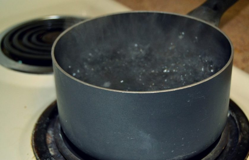 1. Этап. Яйцо пашот: 2. Нагрейте кастрюлю с водой до средней температуры, посолите и добавьте уксус.