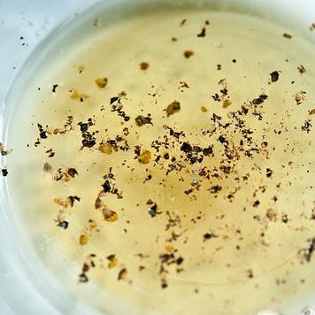 1. Этап. Салат с квиноа, бараньим горохом и помидорами: 5. Влить оливковое масло и перемешать все вместе. Заправка готова.