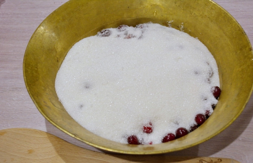 1. Этап. Джем из кизила: К ягодам добавьте сахар, перемешайте. Косточки из ягод мы не удаляли. Они при варке дают вкус и улучшают вкус джема. На среднем огне ставим вариться джем.