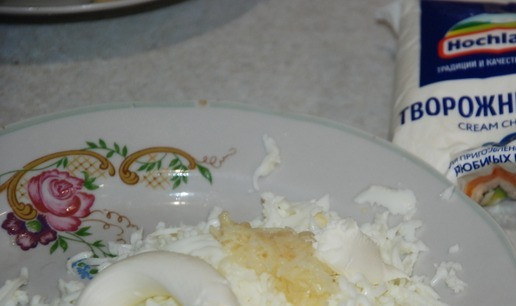 1. Этап. Сырные шарики Пикантные: Сварить яйца, почистить, разделить на белки и желтки. Белки натереть на мелкой терке, добавить творожный сыр, тертый чеснок, соль.