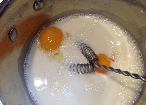 1. Этап. Пирог ко Дню влюбленных: 3. В кастрюльку наливаем молоко, добавляем кукурузный крахмал, сахар обычный и ванильный, и размешиваем. Добавляем желтки двух яиц, очень хорошо размешиваем до однородности.