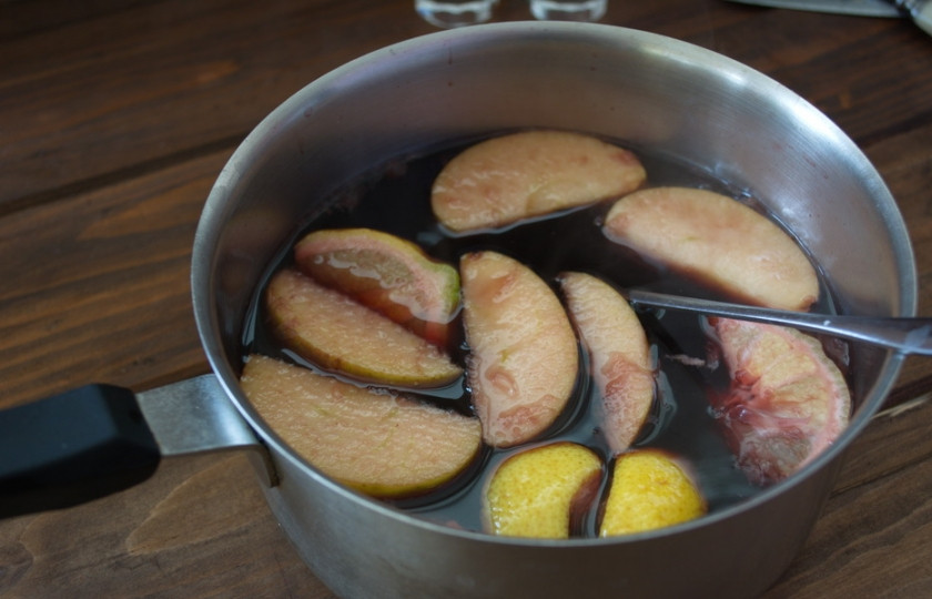 1. Этап. Глинтвейн классический рецепт: Когда вино начнет кипеть, сразу выключаем. Даем настояться около 5 минут. Разливаем по чашкам.