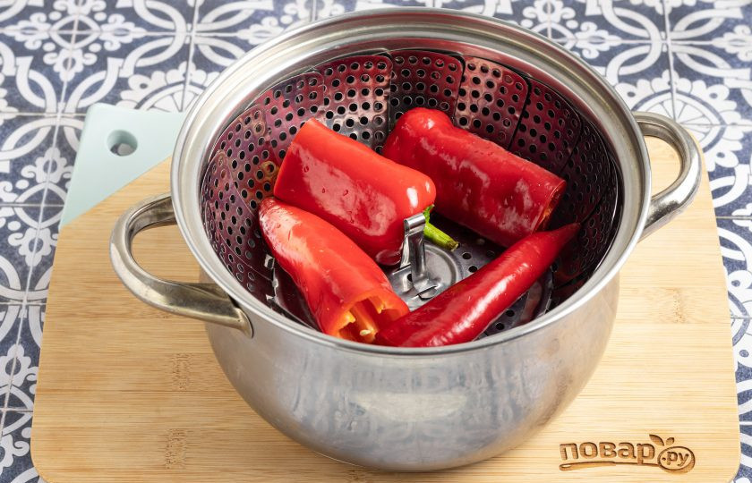 1. Этап. Маринованные овощи по-японски: Аналогично поступите с перцем Рамиро. Его готовьте 8-10 минут. Также овощи можно пропарить в микроволновке, если она у вас есть.