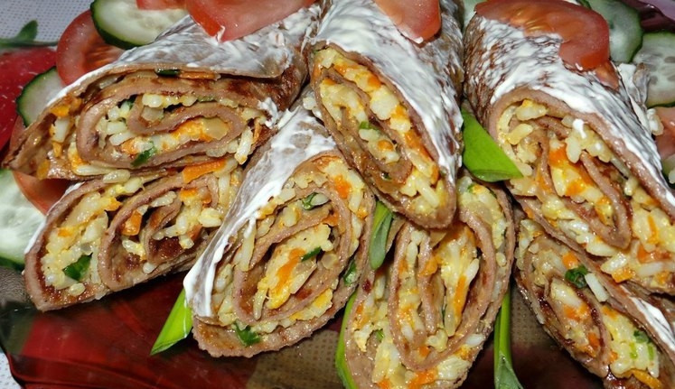 1. Этап. Печеночные блины с морковкой: Готовое блюдо украсьте зеленью и майонезом. Можете подавать с овощами. Приятного аппетита!