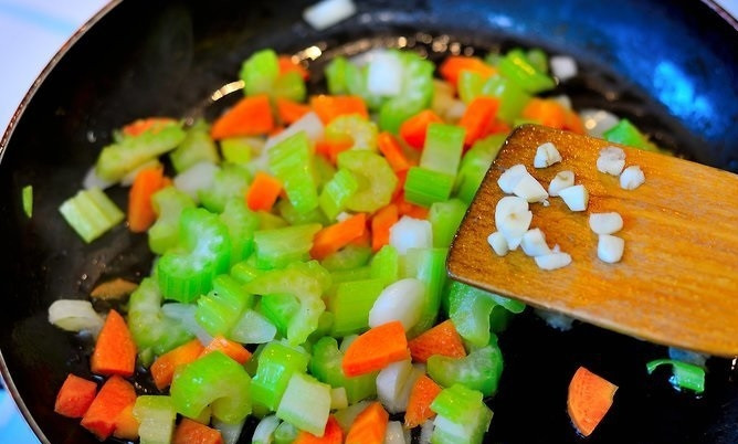 1. Этап. Чиопино: 4. Добавьте чеснок и томите еще минут 7-10, помешивая периодически.