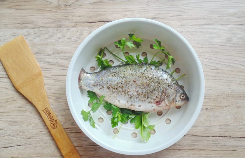 1. Этап. Карась на пару: На петрушку выложите рыбу и установите решётку в пароварку.