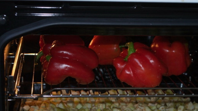 1. Этап. Баклажанная икра на зиму: 2. Вымойте перцы и целиком отправьте их в духовку к баклажанам. За 1 час его 2-3 раза переверните.