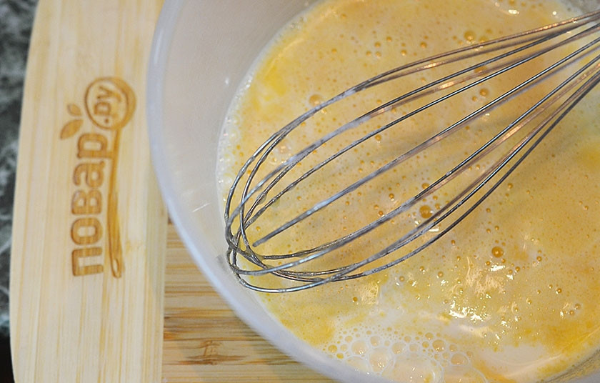 1. Этап. Американские панкейки с корицей: 3. Добавьте молоко.