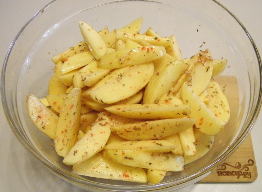 1. Этап. Картошка по-деревенски в духовке: После полейте маслом, снова перемешайте. Разогрейте духовку до 200 градусов.