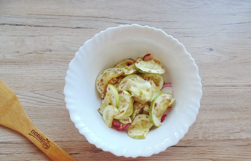 1. Этап. Салат из кабачков с редиской: Чеснок очистите, измельчите любым способом. Добавьте в салатник.