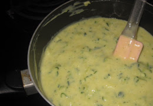 1. Этап. Суфле из кабачков: 2. Доведите смесь до кипения, затем варите, помешивая, до загустения. Добавьте сыр, перемешайте. В тертый кабачок добавьте два яичных желтка, перемешайте и выложите в молочную смесь. Еще раз перемешайте и снимите с огня.