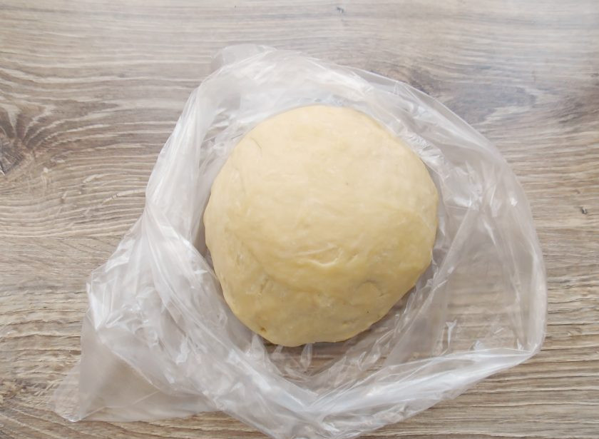 1. Этап. Домашняя лапша в хлебопечке: Извлеките тесто из чаши хлебопечки и выложите в полиэтиленовый пакет. Уберите в холодильник на 20 минут. Наше тесто для домашней лапши в хлебопечке готово.