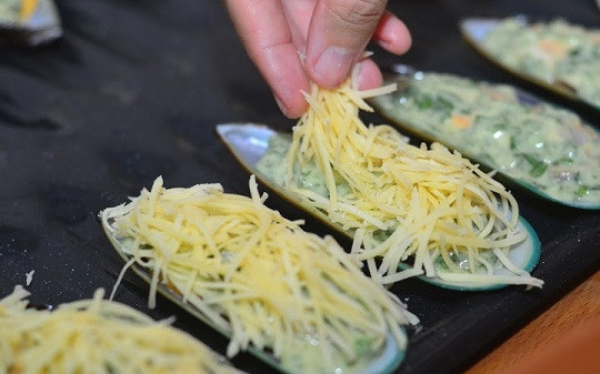 1. Этап. Мидии с сырно-чесночным соусом: 8. А сверху присыпьте отложенным ранее сыром.