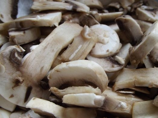 1. Этап. Пирожки с грибами и яйцом: Пока тесто поднимается, мы можем приготовить начинку. Для этого промываем грибы и нарезаем их мелко.