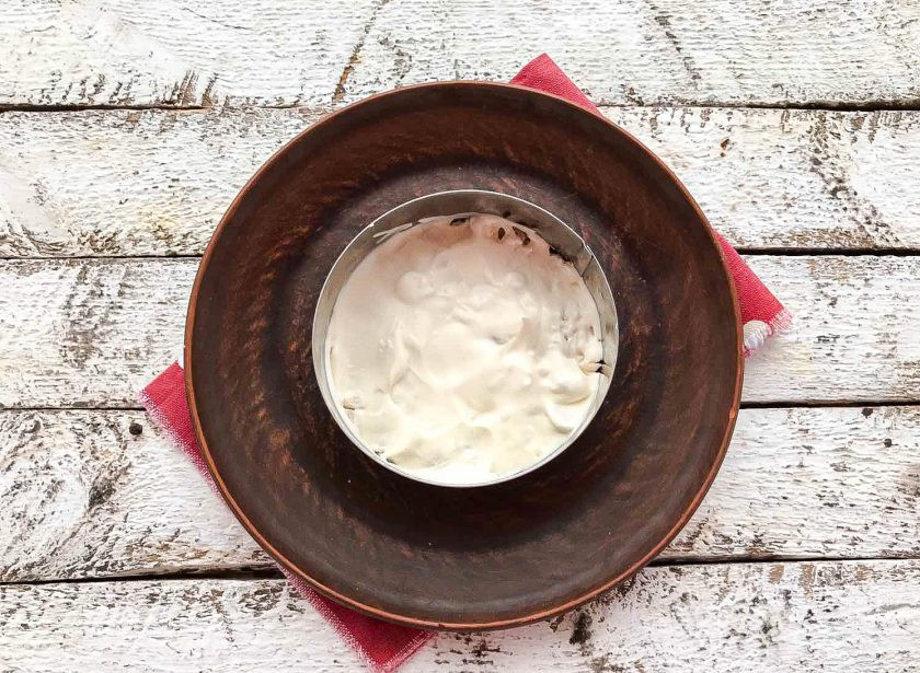 1. Этап. Салат с мандаринами: Смажьте майонезом.