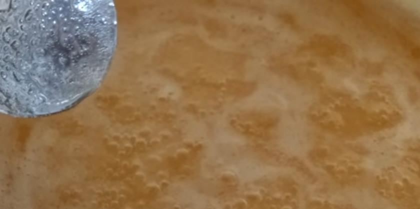 1. Этап. Торт Панфорте: 5. В маленькой кастрюле доведите мёд с сахаром до кипения.