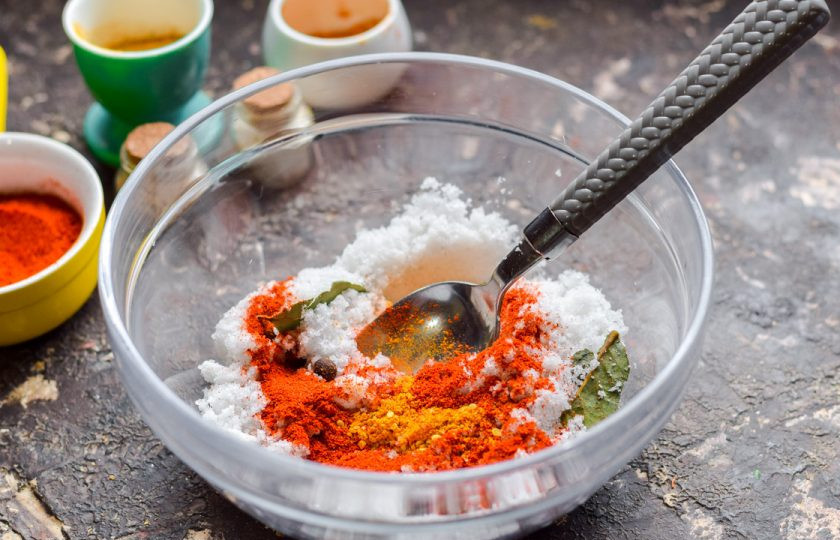 1. Этап. Сало соленое в фольге: Следом всыпьте к соли остальные специи. Можете от себя добавить немного любимых специй, например, карри, куркума и т.д.