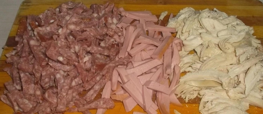 1. Этап. Солянка традиционная: 5. Копчёную, вареную колбасу и отварное куриное филе нарезаю такими же брусочками, как и соленые огурцы.