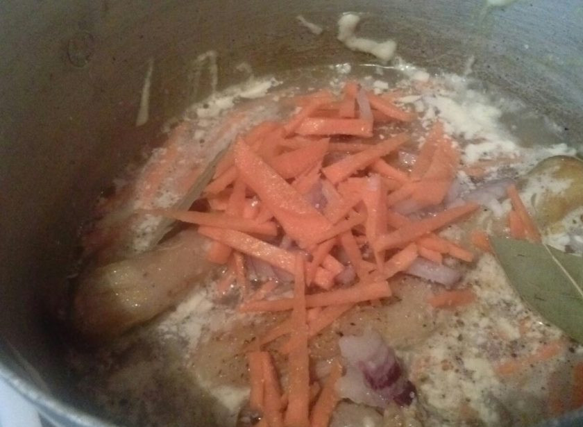 1. Этап. Утка тушеная по-деревенски: 5. Я лишь добавляю лавровый лист и черный перец горошком. Когда мясо закипит, убавьте огонь и тушите утку около часа на слабом огне. Филе, естественно, приготовится быстрее немного. В деревне бабушка готовила всегда всю утку, но разделанную по частям, и я всегда охотилась именно за ножками. В старой печи вкус птицы еще более незабываемый.