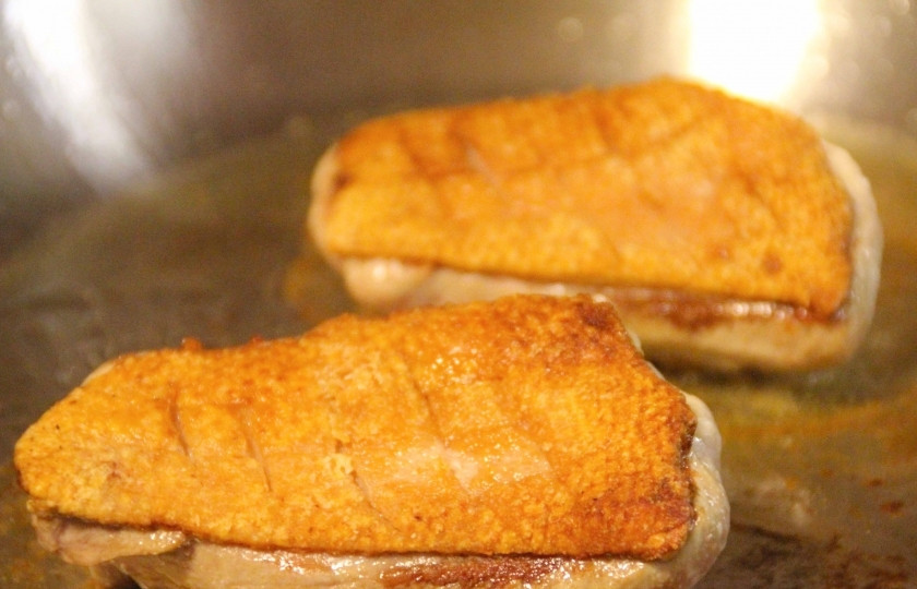 1. Этап. Жареная утиная грудка: Посолите, если в этом есть необходимость. Потушите немного и снова жарьте, пока мясо не будет готово.