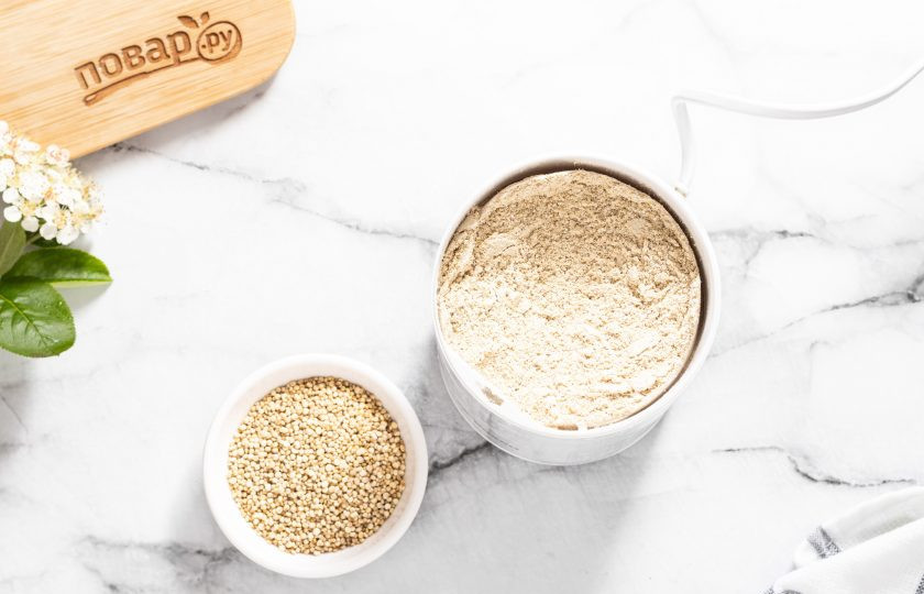 1. Этап. Вафли из киноа: Измельчите киноа до состояния муки в кофемолке.