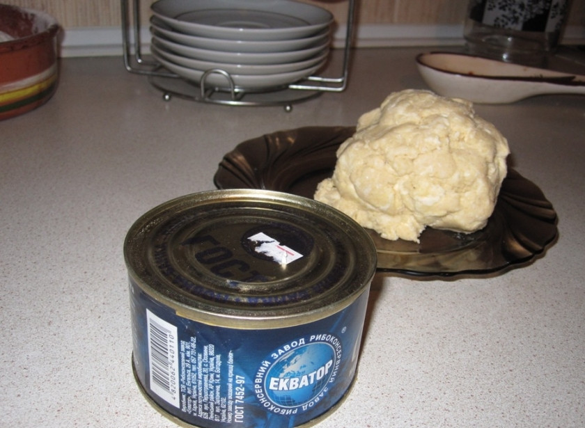 1. Этап. Пирог на кефире с рыбными консервами: 2. Для приготовления пирога нам потребуются рыбные консервы. Можно брать любые по вашему вкусу. Я очень люблю сардины или сардинеллы.