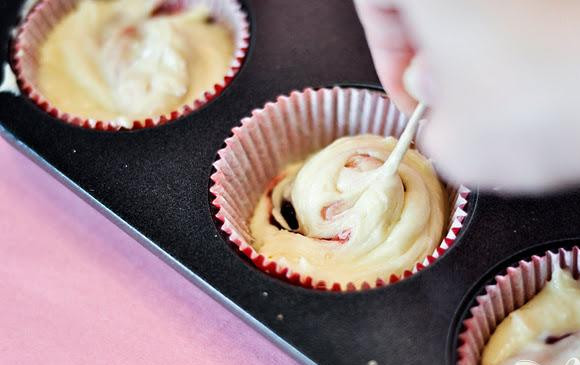 1. Этап. Капкейки с малиновым джемом и лимонной глазурью: 4. Используя зубочистку, перемешать, чтобы создать мраморный эффект.