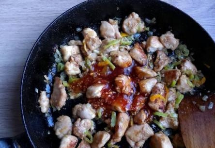 1. Этап. Куриная грудка в кисло-сладком соусе: Потом на сковороду отправляем жареный лук с перцем, добавляем приготовленный соус. Хорошо перемешиваем.