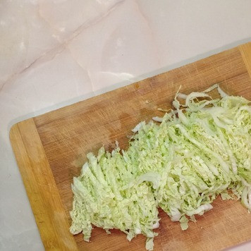 1. Этап. Салат с изюминкой: Капусту нашинковать тонкой соломкой.